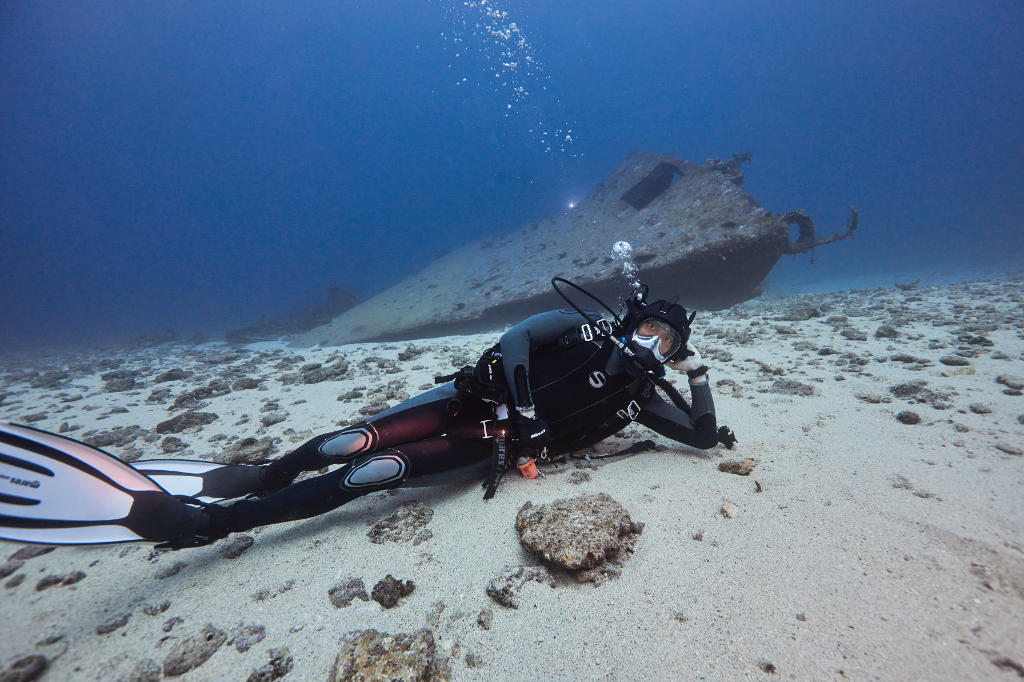 潛入水下35-52米！《沈睡的水下巨人》 揭台灣各海域與海底現況