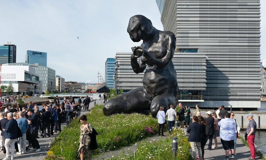 藝術家 Tracey Emin 巨型雕塑《母親》於孟克博物館外揭幕