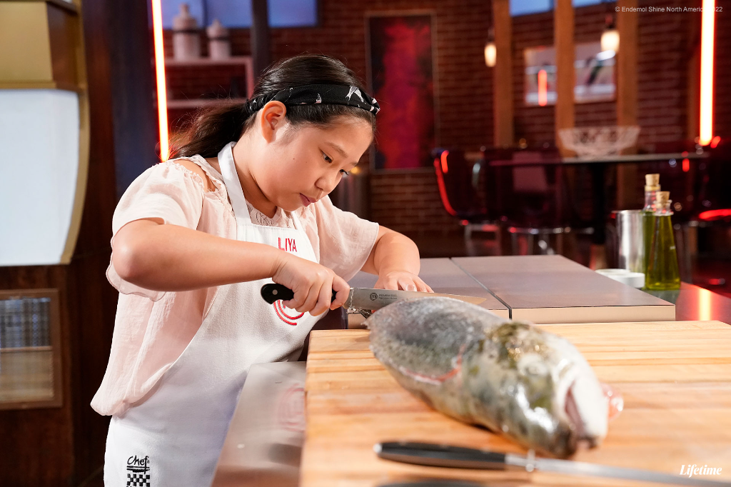 十歲就會切鮭魚、包水餃！台裔女孩展現精湛廚藝　完美收服地獄廚神及紐時暢銷食譜作家