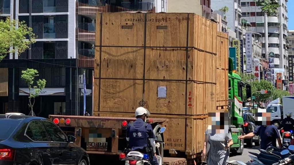 高雄街頭驚見「神秘巨型木箱」！警察一路護送　答案揭曉了