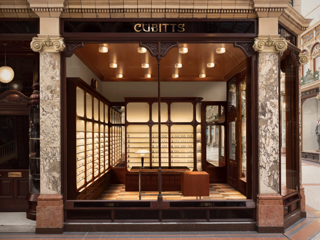 不造作融合新空間於舊建築體中－倫敦百年百貨公司County Arcade中的眼鏡店Cubitts