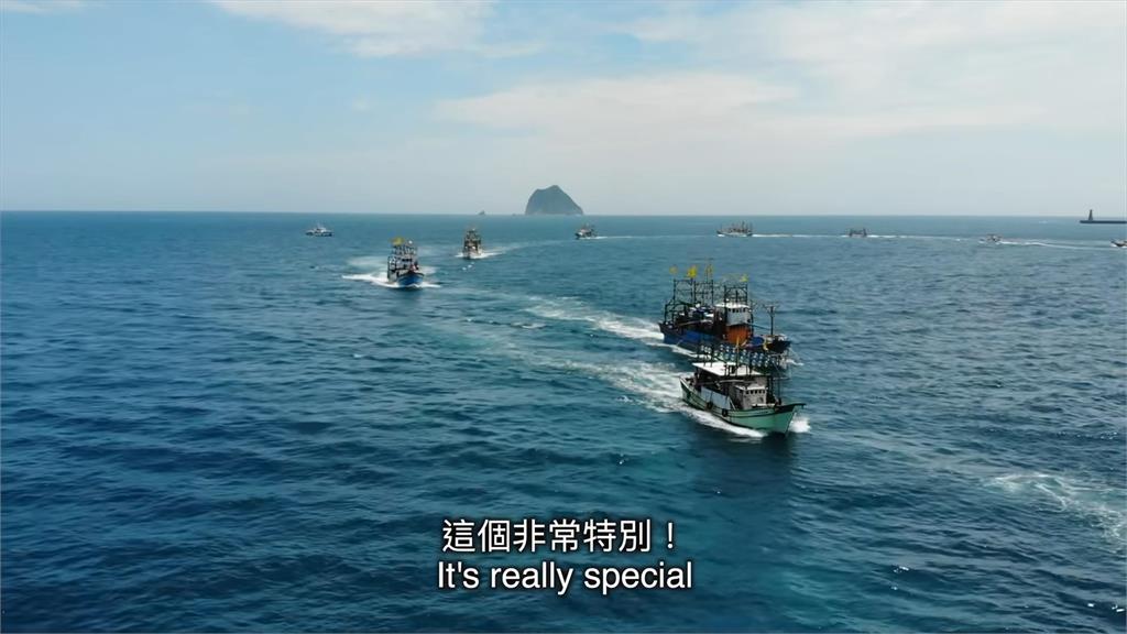 保護領海！16艘船護駕「王爺海上繞境」　洋女婿讚嘆：看到台灣人的尊重