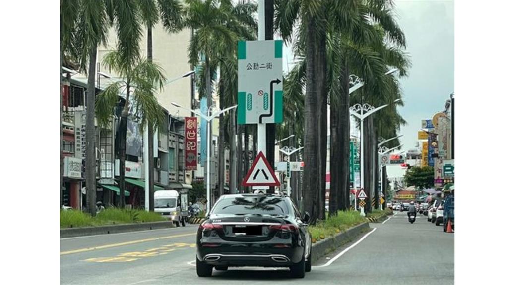 賓士車臨停分隔島前「駕駛下車購物」！內行人認出地點：南部日常
