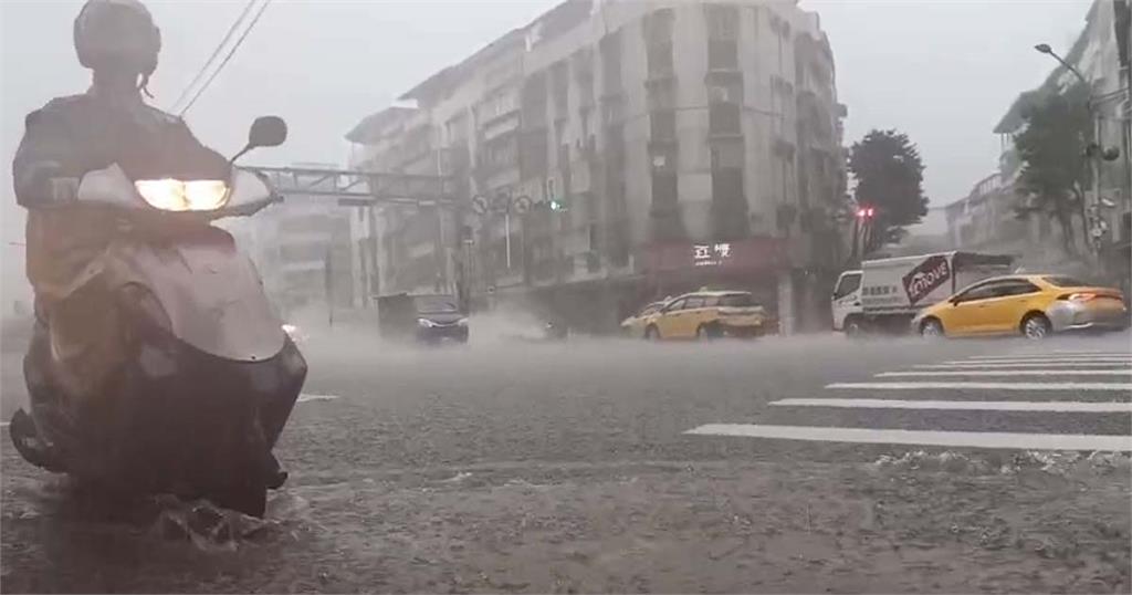 下班注意！6縣市大雨特報　大雷雨狂襲「高雄市、屏東縣」