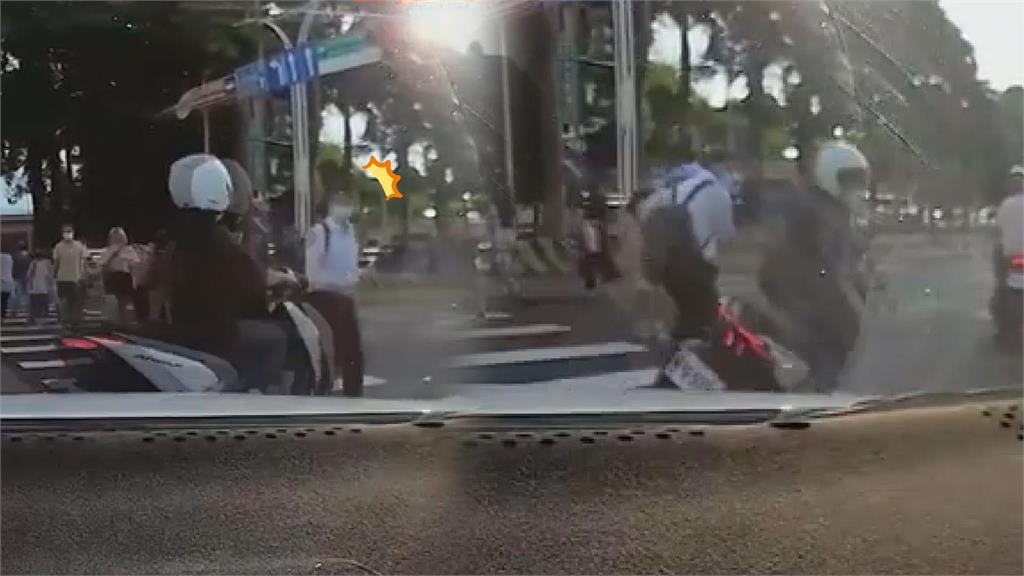 失傳的大力金剛掌！三寶不讓行人硬要闖　遭襯衫男一掌拍飛網狂讚