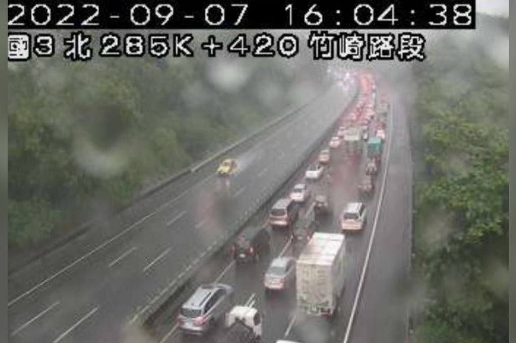 午後雷雨國道3號北上竹崎路段285.42K　近20輛車追撞