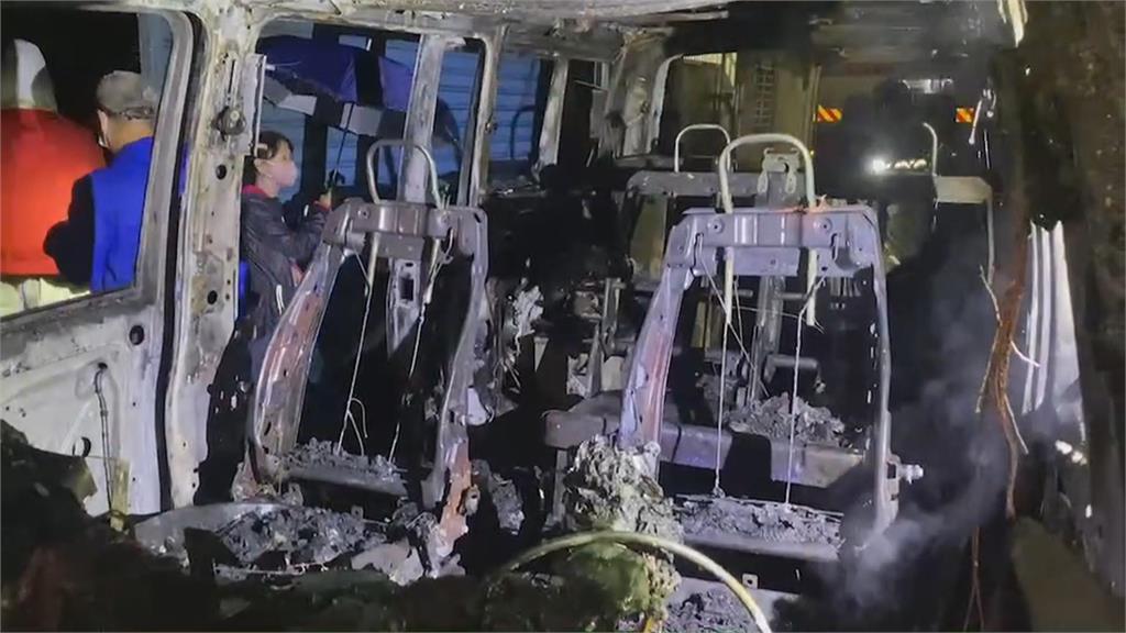 葬儀社載運遺體半路火燒車！廂型車燒到剩骨架　還波及5車
