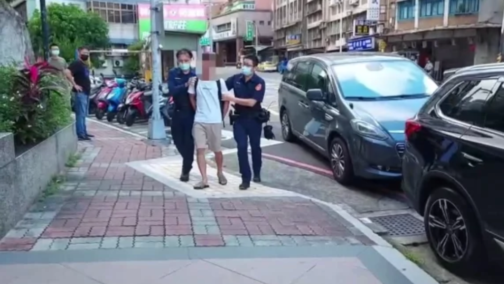 狂吼逼孕婦下跪男 孕妻陪旁、嫌落淚向警說「別那麼兇」