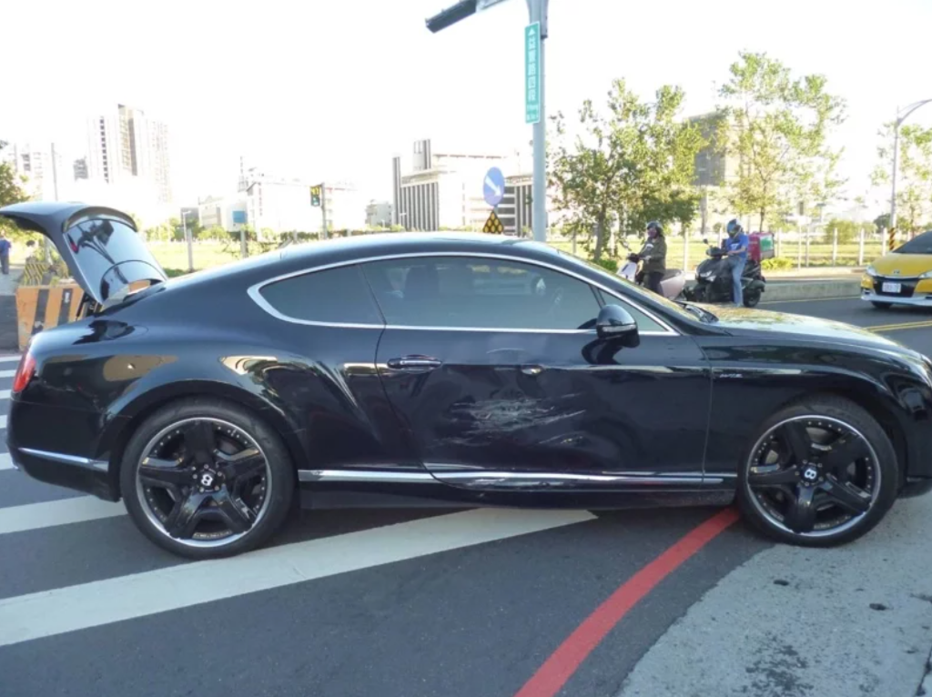 台中大重機撞凹違規左轉賓利車門 估維修80萬起跳