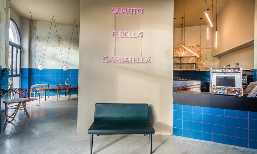 原始空間與當代設計的對話 歷史麵包店化身色彩鮮明的餐廳酒吧