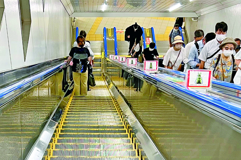 東京站左邊、大阪站右邊！在日本搭乘手扶梯，究竟要站哪一邊？