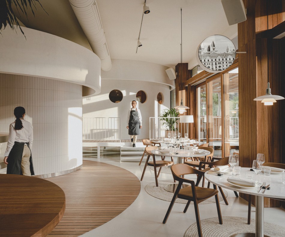 圓滑曲面創造神似西班牙濱海餐館的二元性格空間