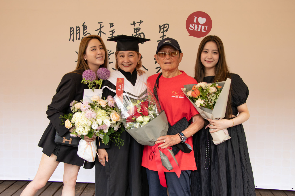 傅娟碩士畢業！95歲父親現身讚優秀　女兒歐陽妮妮直呼：「非常非常好學」