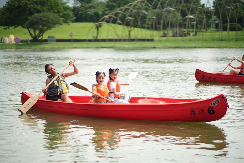 跟著煙波玩傳藝，今夏絕對有意思！開園首創水上玩法《輕舟劃月河》獨木舟，煙波房客享包場體驗，晨起划船去！