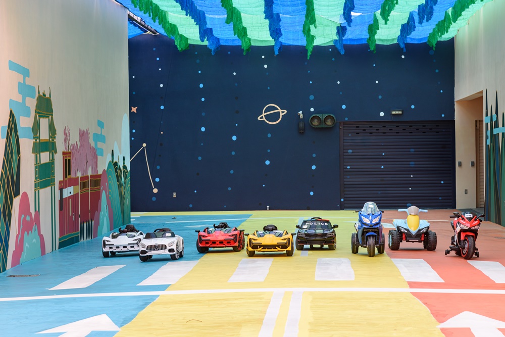 彩繪親子館牆變身童話風 兒童電動車穿梭有在地 Fu～嘉義 棒棒積木飯店