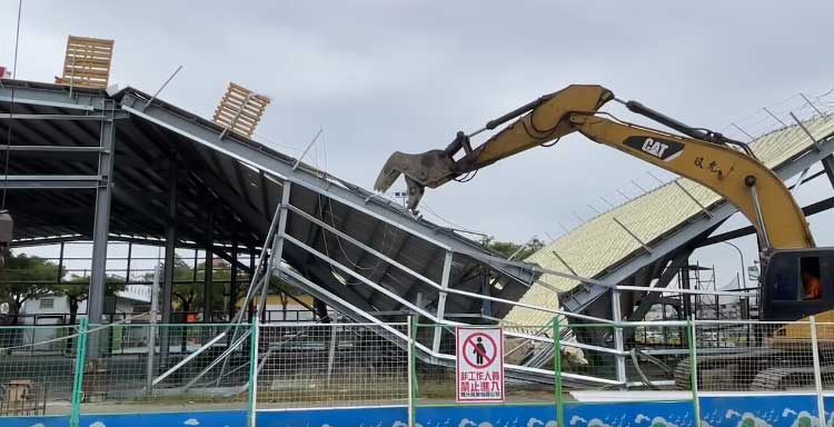 台中光電工程坍塌意外 籃球場屋頂對折兩半