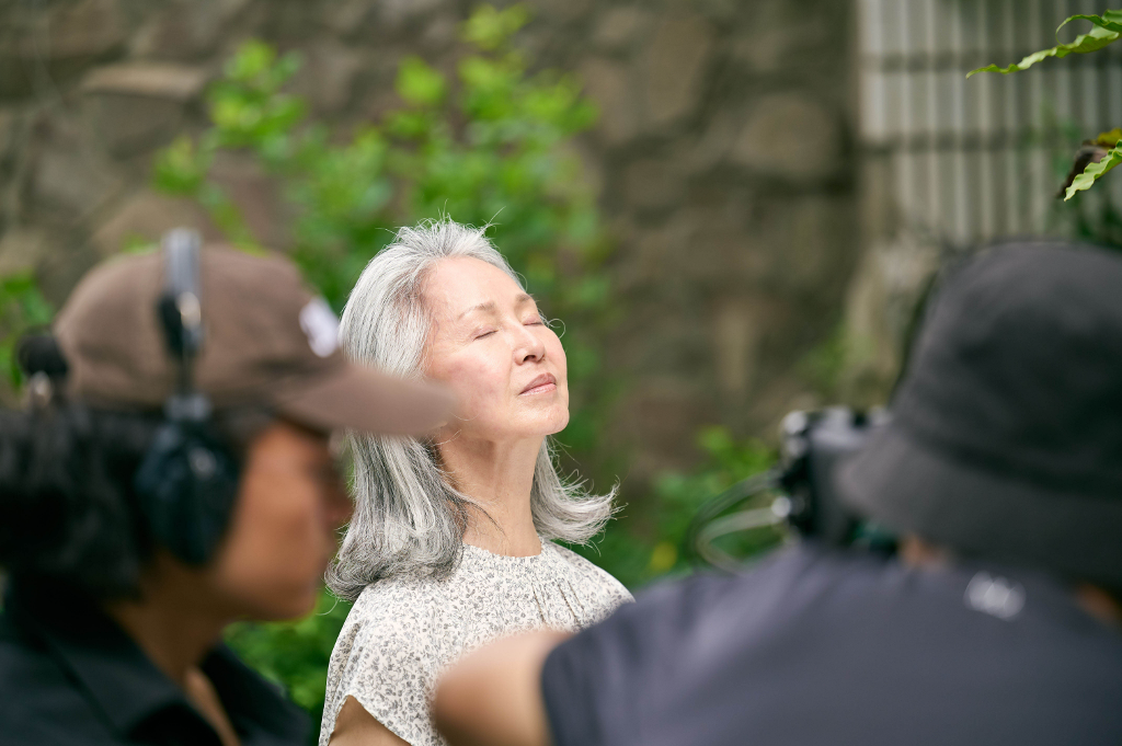 過度悲傷丈夫丁強離世！74歲李璇驚傳身體微恙？經紀人回應了