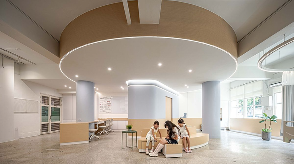臺北市仁愛國小健康中心大改造—在弧形中揉合木質與光線的療癒之所