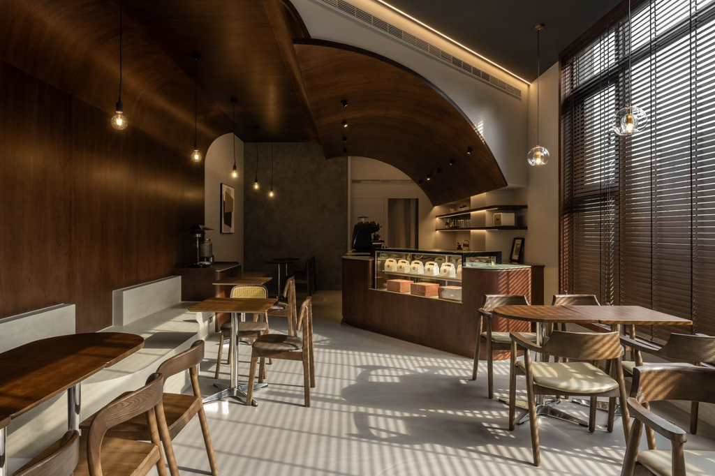 東方侘寂風咖啡廳！以弧形設計結合木質語彙，營造自然靜謐氛圍