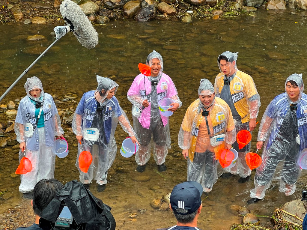 賺錢大不易！藝人雨中溪流抓蝦狼狽畫面曝光