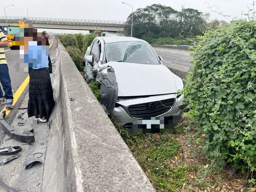 更新／國1麻豆路嚴重車禍 第一時間畫面曝光了