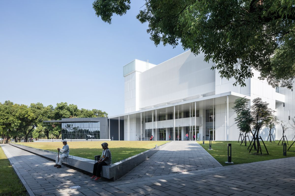 「屏東縣立圖書館」藉由建築的轉向，打破封閉沉重 完美連結城市綠色生活