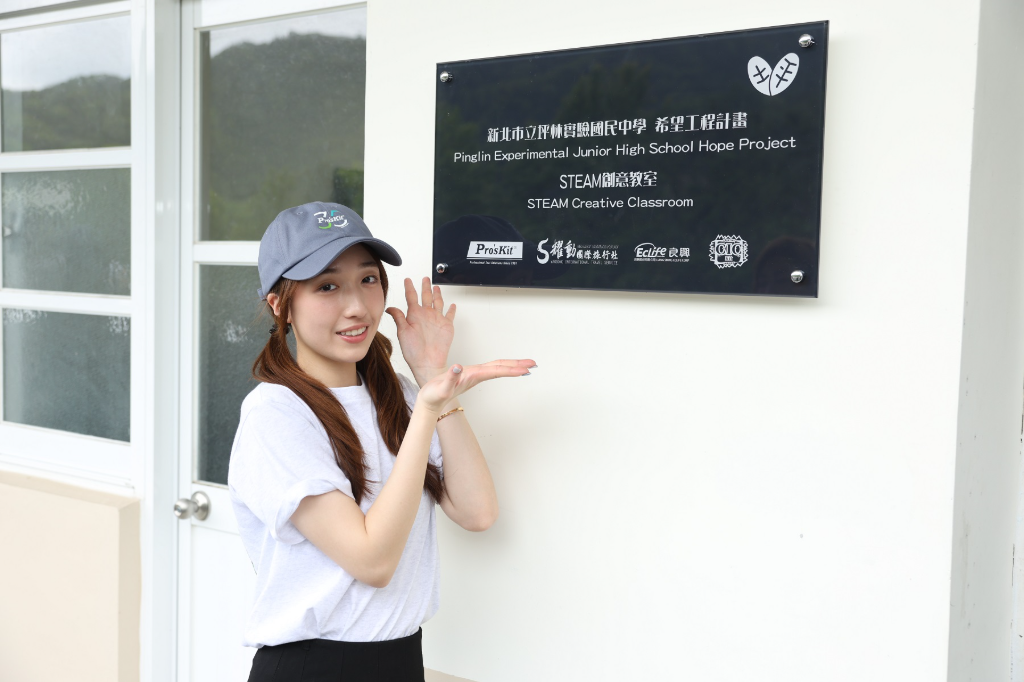 王敏淳首次擔任「教室陪伴者」走入校園　母親李翊君感動見證