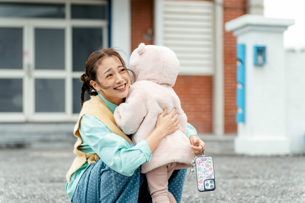 鬼鬼驚喜現身《嗨！營業中》　包偉銘愛妻探班「眼冒愛心」被虧：不工作了!?
