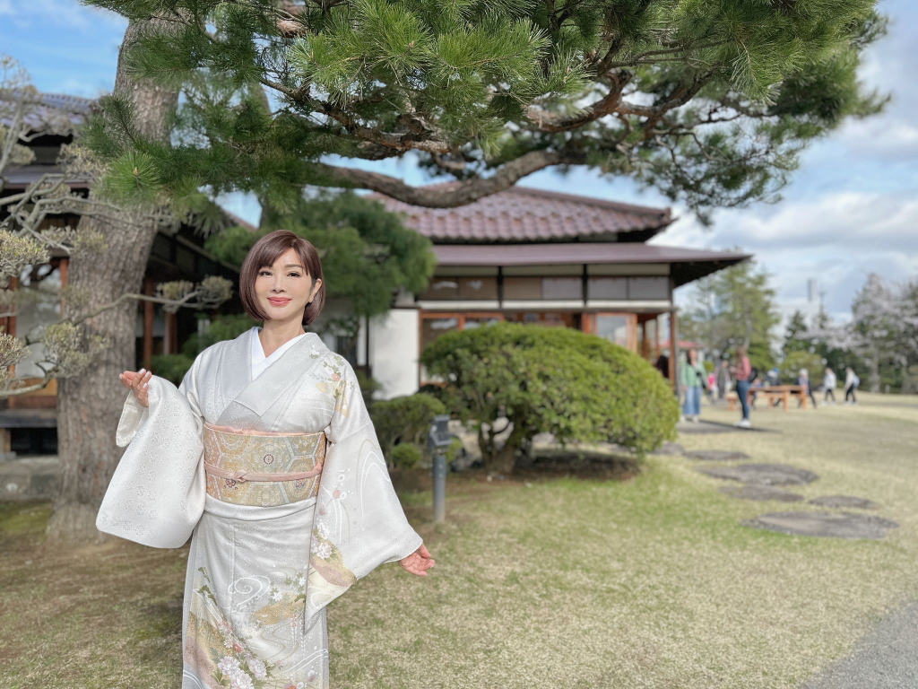 68歲陳美鳳前進⽇本青森！當地人稱「自帶蘋果光芒」　穿和服美照曝光