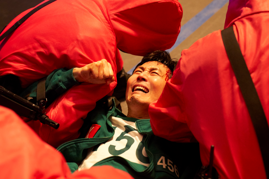 影／《魷魚遊戲3》熟面孔回歸：456號成奇勳走不出喪友之痛　被放進棺材中回到主會場