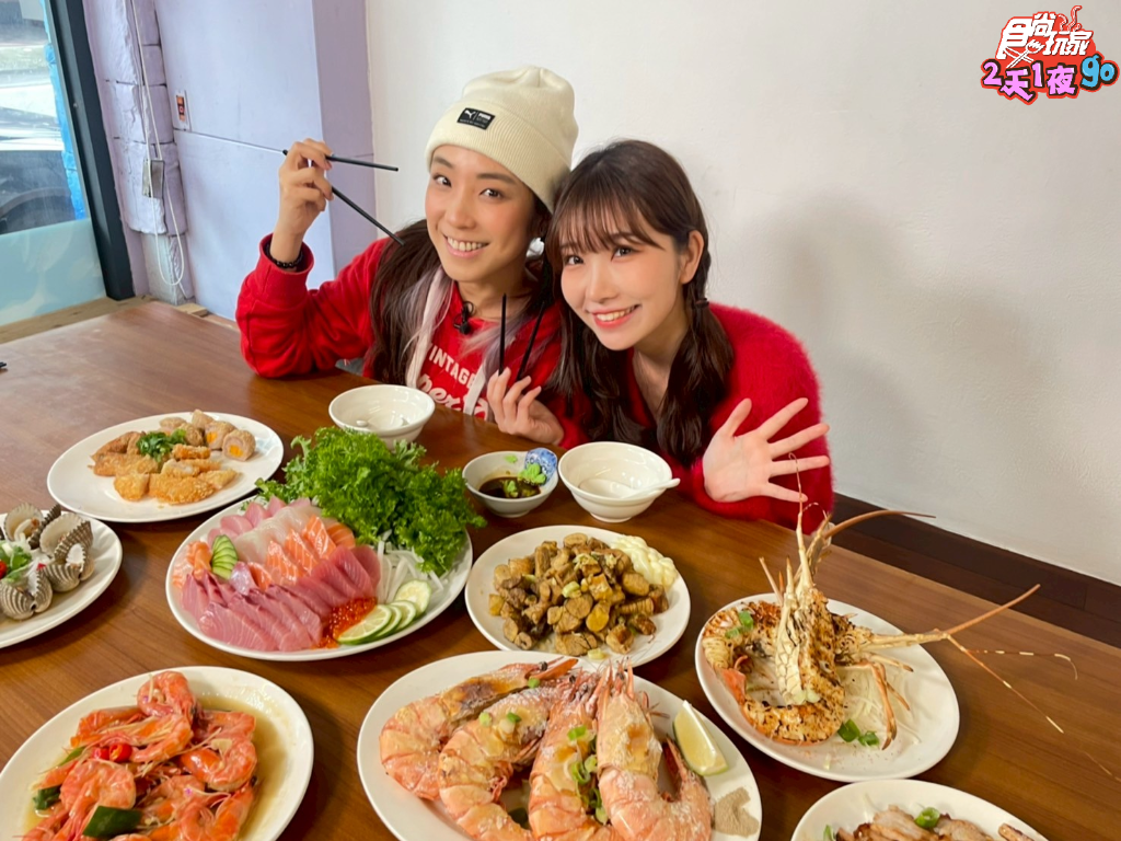 依依不要看！《食尚玩家》男星撲地抱納豆小腿　在地蠕動搶過關