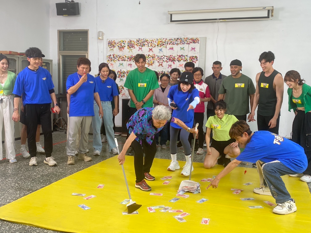 胡瓜「自掏腰包」邀80歲阿嬤參賽！竟掃出10500元　氣勢壓倒全場