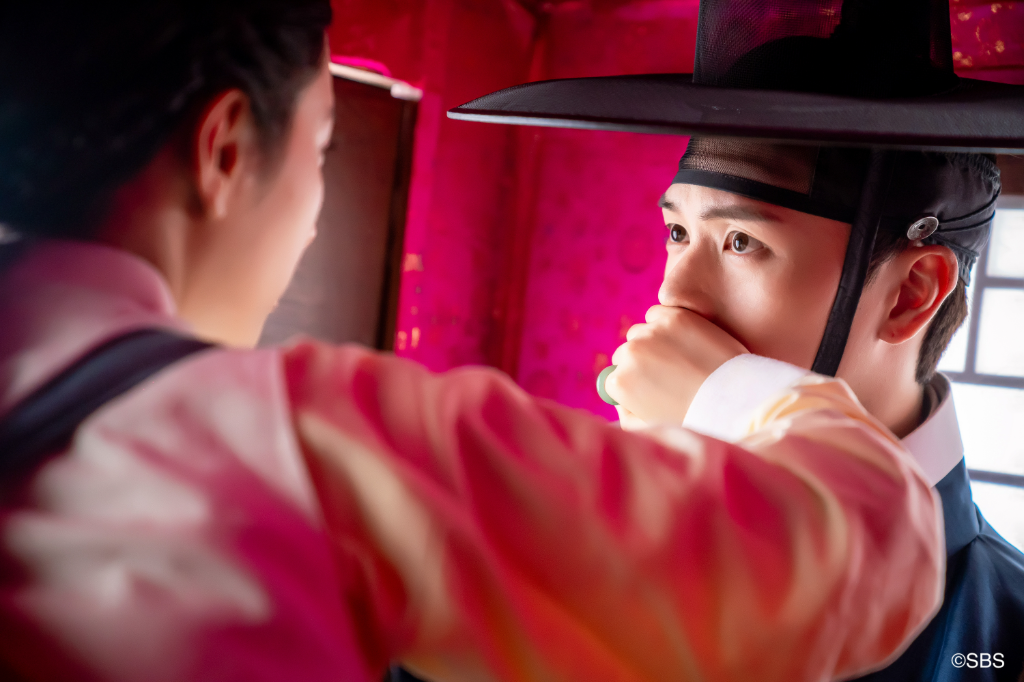 陸星材《鬼宮》「手掌傘+暖膝毯」直球示愛金知妍　粉紅泡泡不亞於《我的完美祕書》　