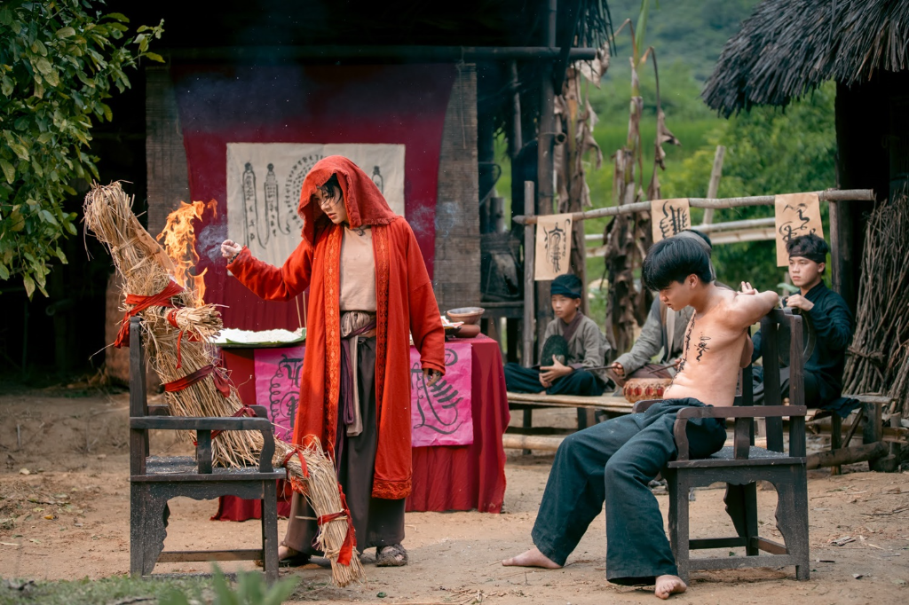 點燃「撿到的燈」召來恐怖邪靈　男女搭檔驅魔宛如《破墓》越南版