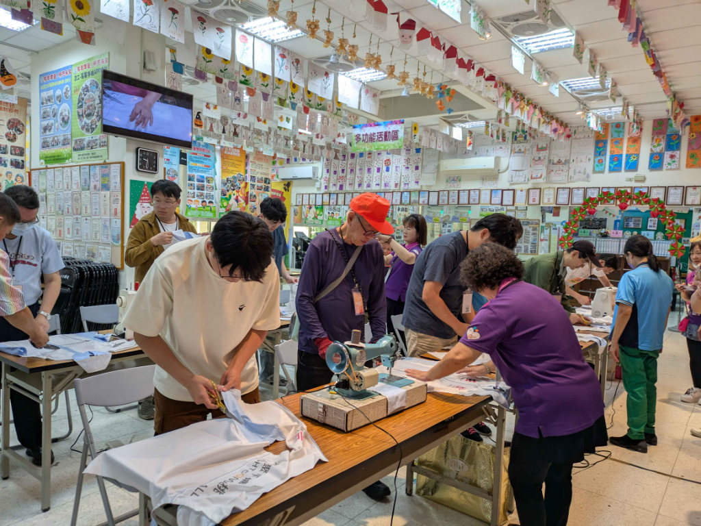 臺灣燈會志工背心變身　男性志工用巧手呈現服務新樣態