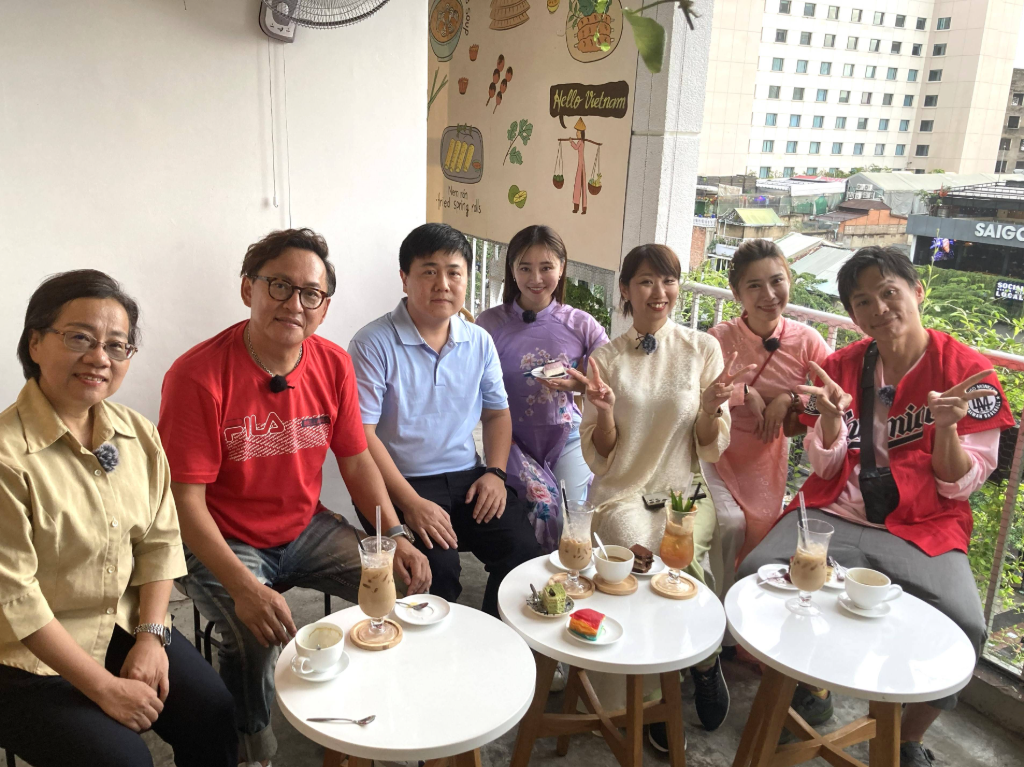黃鐙輝紅到越南!?60歲阿姨瘋喊「黃橙輝」　還拱詹姆士喝蛇酒秒變臉　