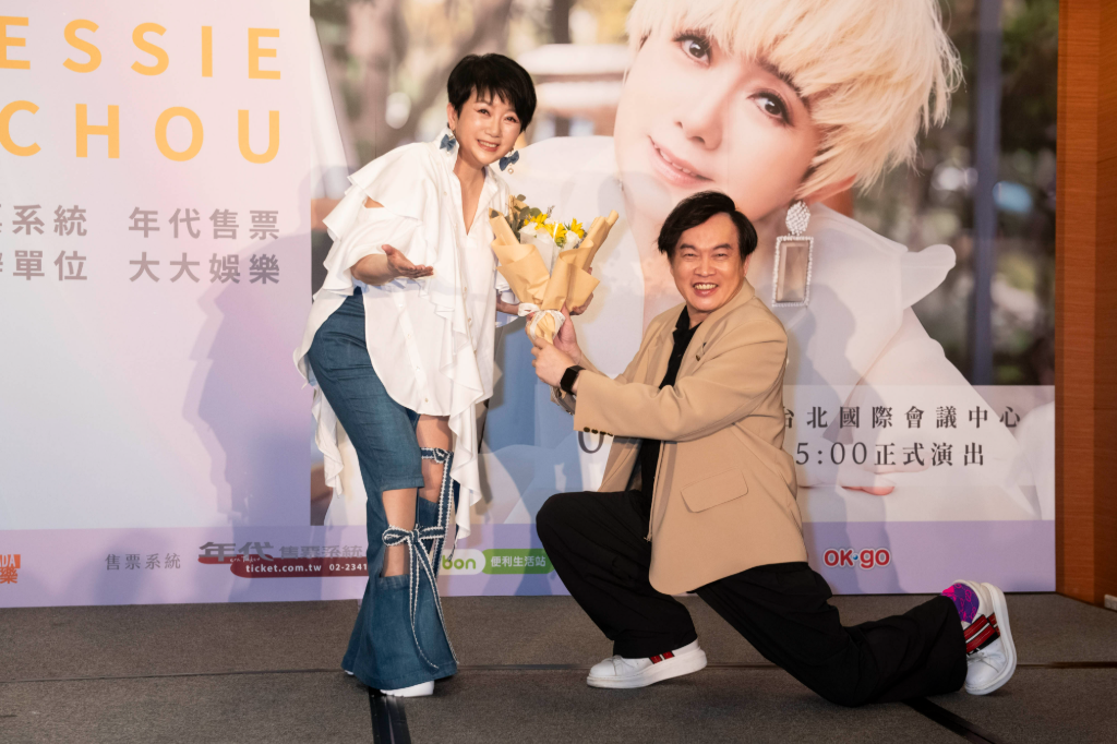 隨時把已逝愛犬骨灰帶身邊　玉女歌后不忍又拭淚
