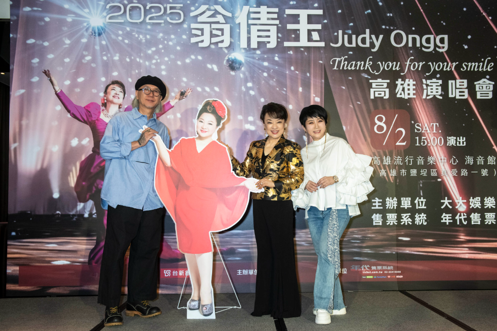翁倩玉獲頒家鄉台南藝術大學名譽博士　穿博士服探望99歲母親