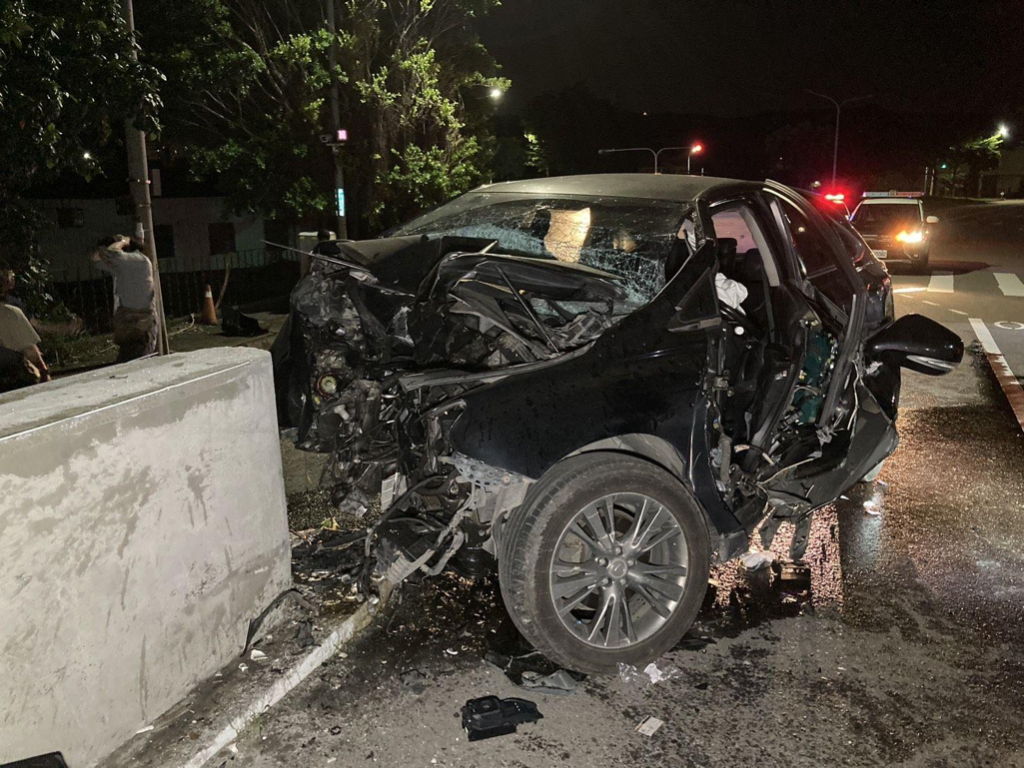 台中龍田陸橋被高速衝撞！車幾近全毀　駕駛慘死