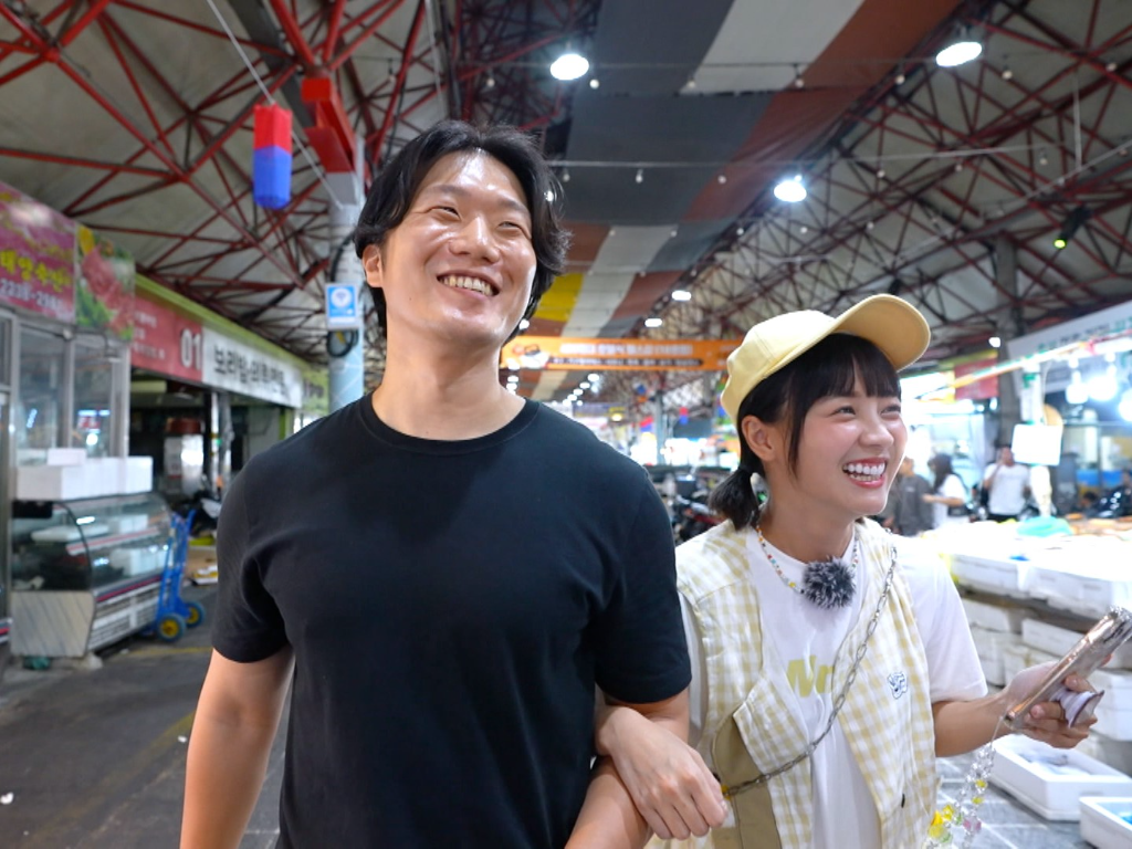 驚爆！籃籃勾手韓國神秘男逛市場　送58度金門高粱征服歐巴