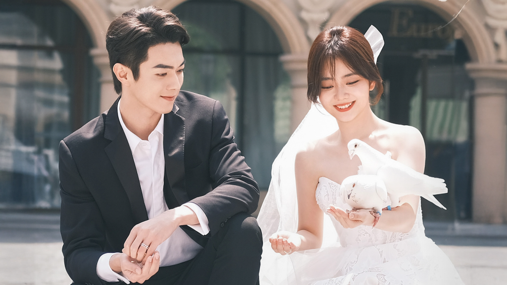 「陸劇男神」許凱爽演霸總！與譚松韵獻千場吻戲　路人以為真結婚