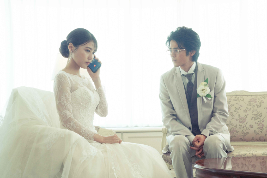 有村架純絕美婚紗曝光　鈴鹿央士當著大前輩的面「學鴉叫」