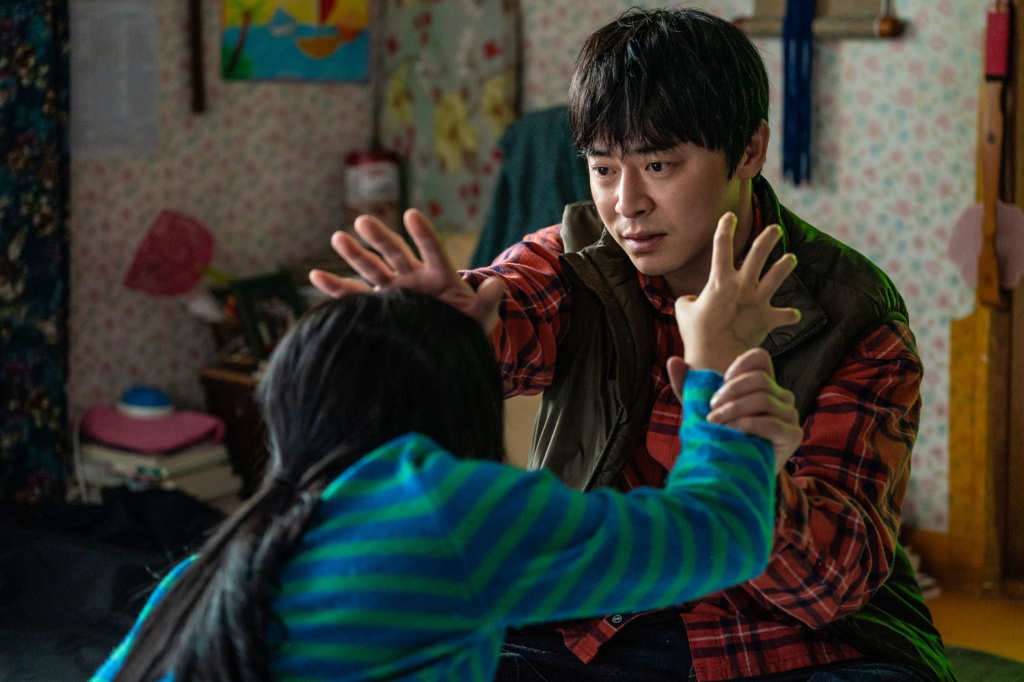 愛女才5歲！曹政奭戲裡戲外都當暖爸　陪愛女玩耍意外掛彩!?