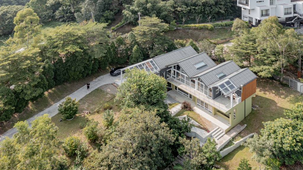 融入自然地形的單棟建築「山簷之家」，置身於不同季節變化的山景生活