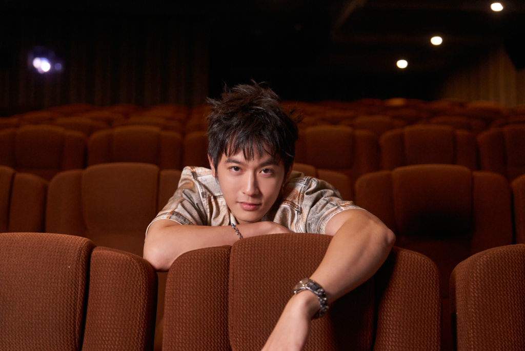 小樂杜拜42度高溫穿「沙丘裝」拍MV中暑　專輯封面裸上身秀壯肌