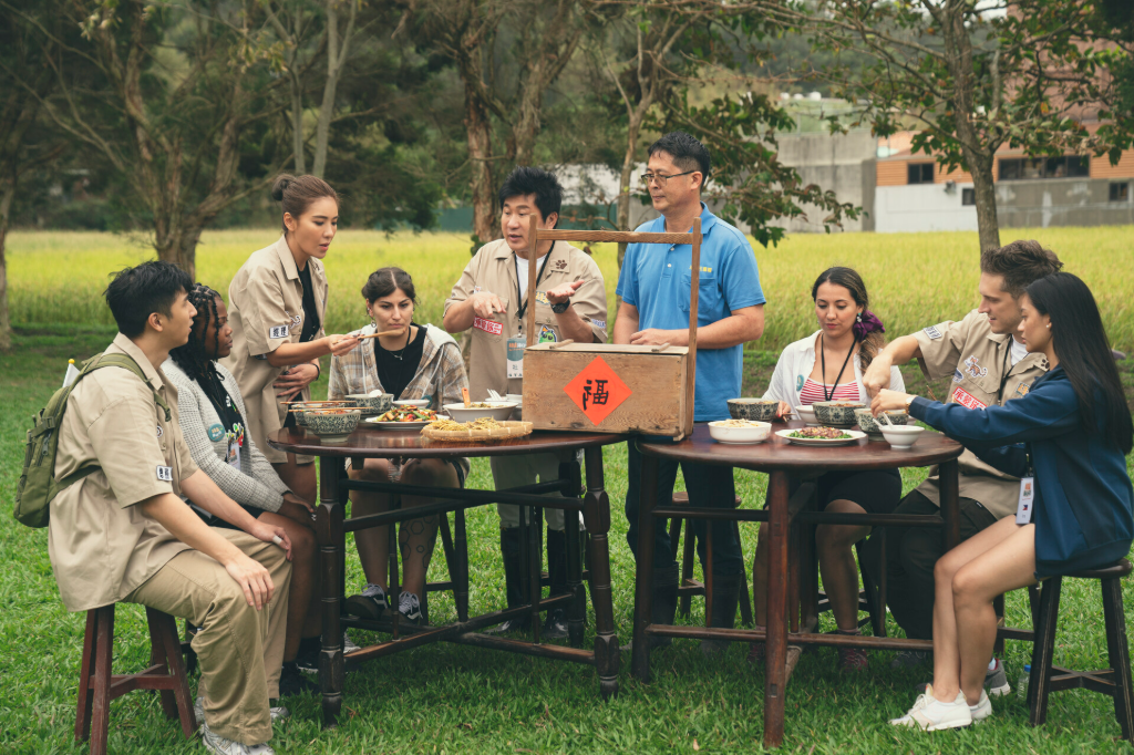 帶外國女大生遊苗栗！胡瓜割稻突發意外　小禎吐槽：米怎麼吃？