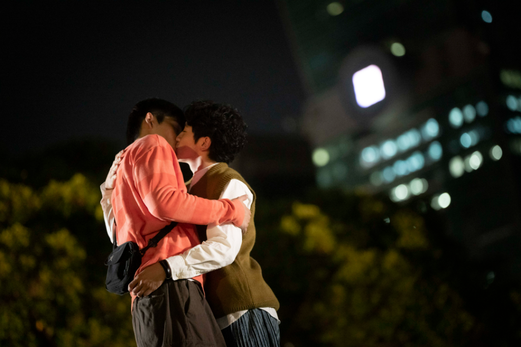 照後鏡CP太甜啦！王品澔、葛丞101前擁吻　他卻稱：年輕人終究是年輕人