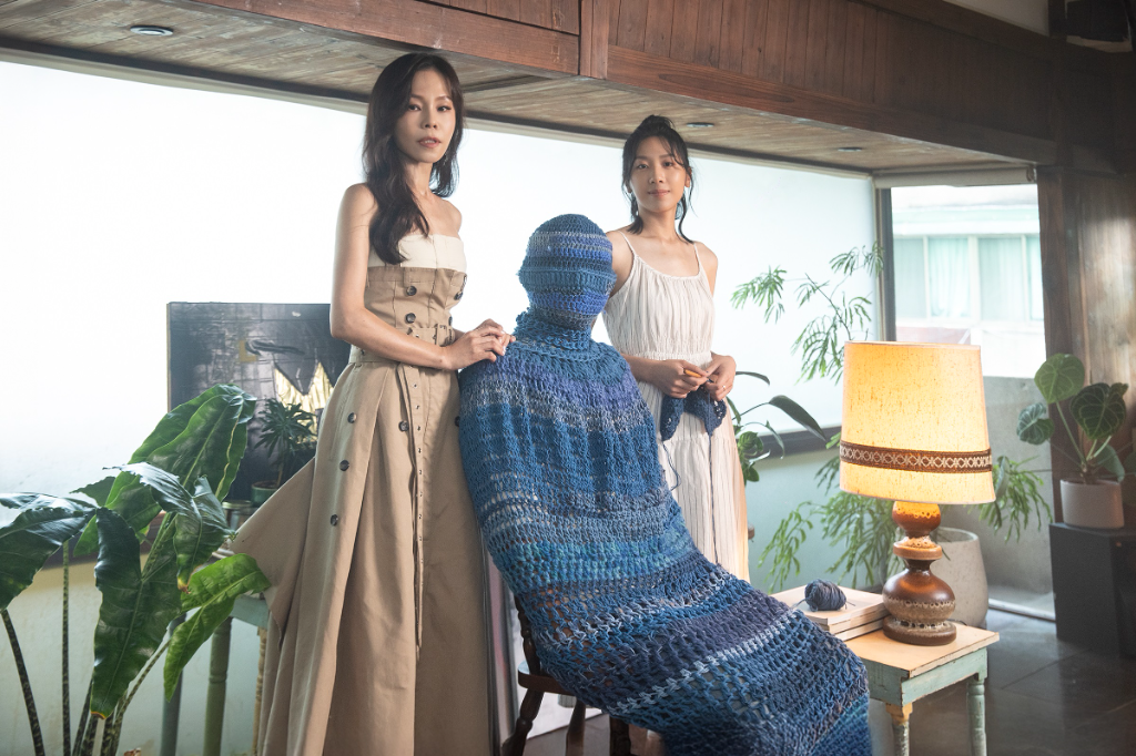 彭佳慧x陳綺貞首度合作〈成人之美〉　MV如同戀愛窒息驚悚片