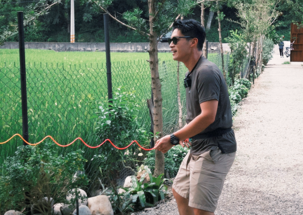 當爸依然腰力了得！王仁甫、許孟哲玩遊戲不輸人　卻被陳志強棒打敲頭