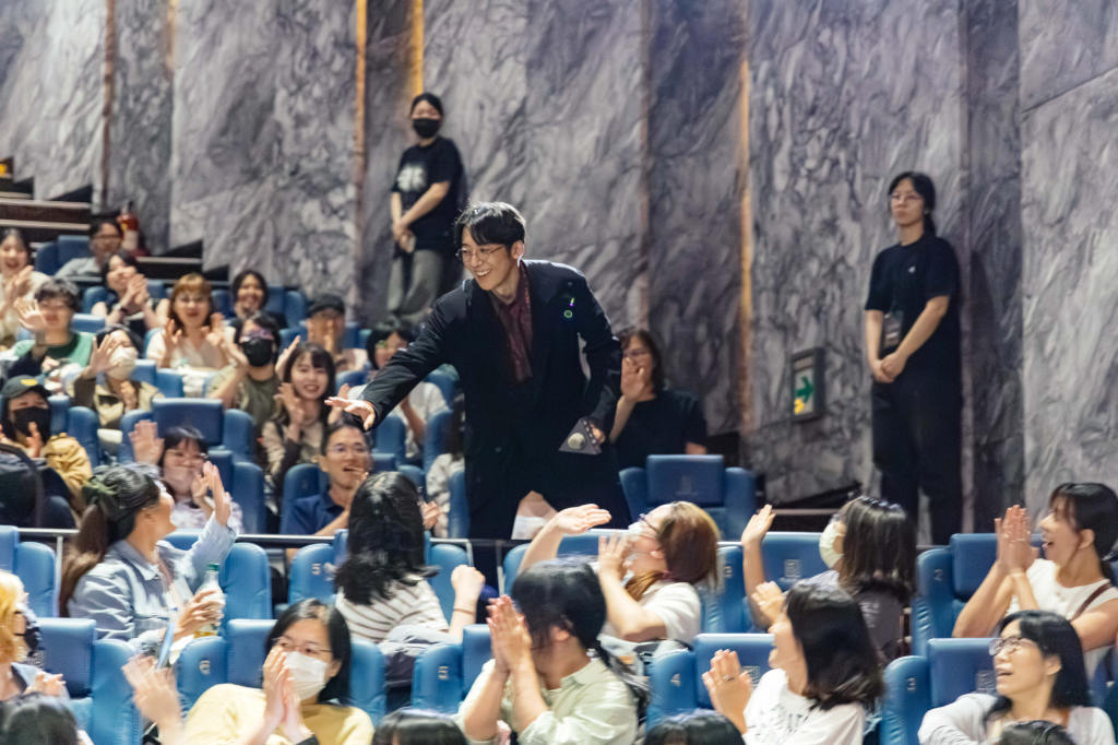 高橋一生化身「露伴老師」來台寵粉　親送爆米花、擊掌寵粉無極限